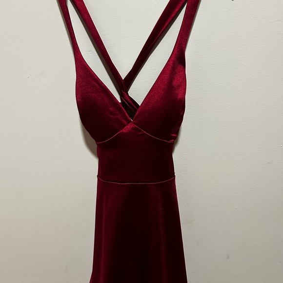 Windsor Dresses & Skirts - Windsor Burgundy Satin Strapless V-Neck Dress